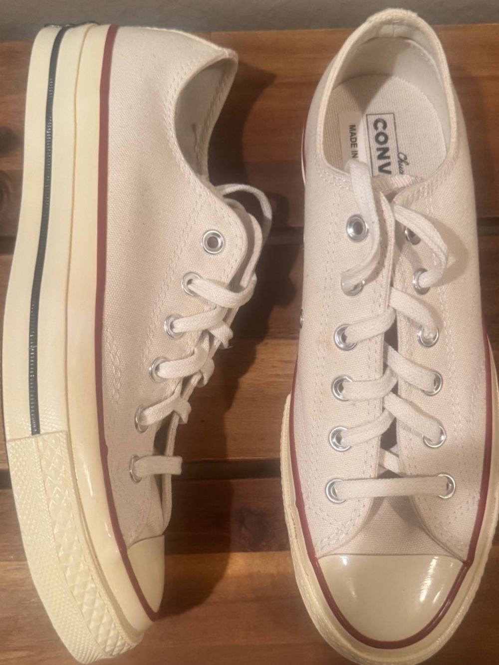 Converse White and Red Sneakers NEVER WORN !